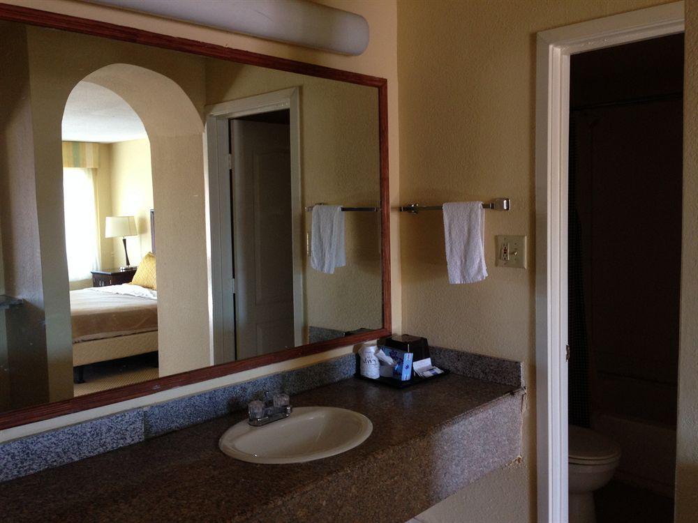 Travel Inn & Suites Humble Bagian luar foto