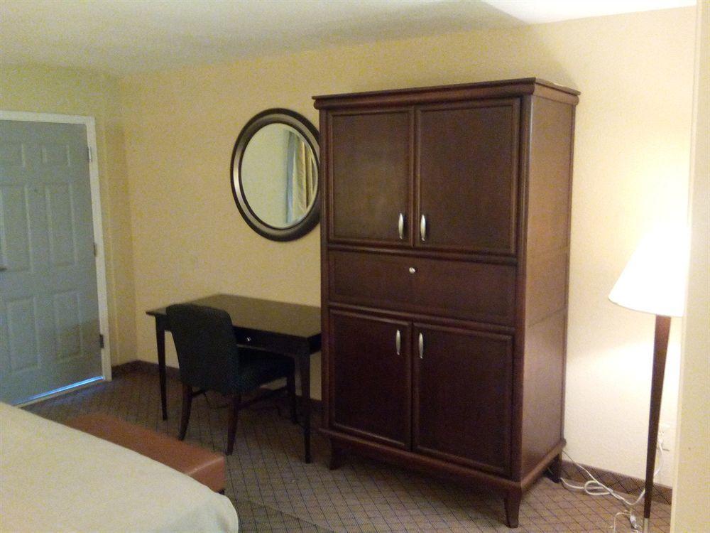 Travel Inn & Suites Humble Bagian luar foto