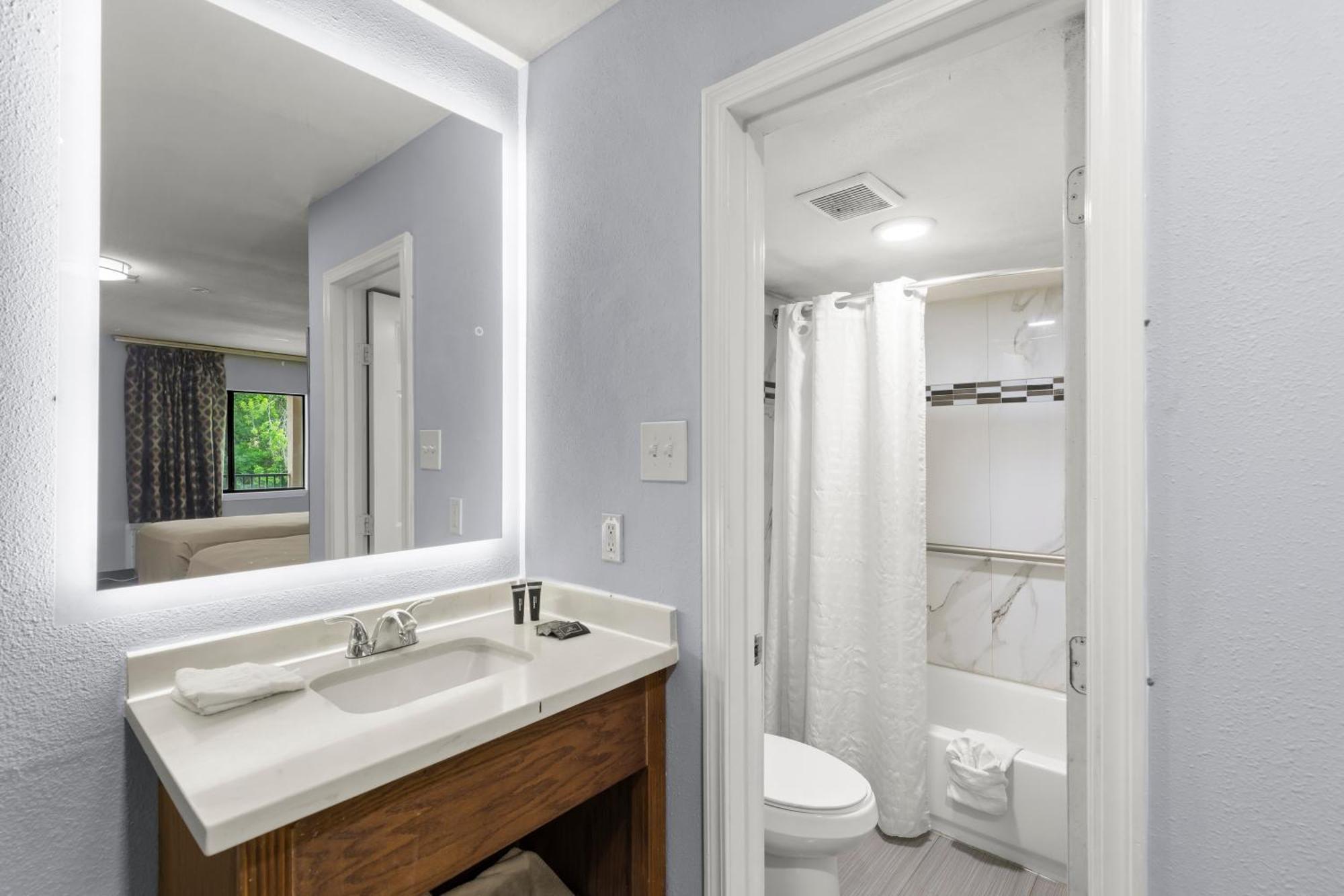 Travel Inn & Suites Humble Bagian luar foto